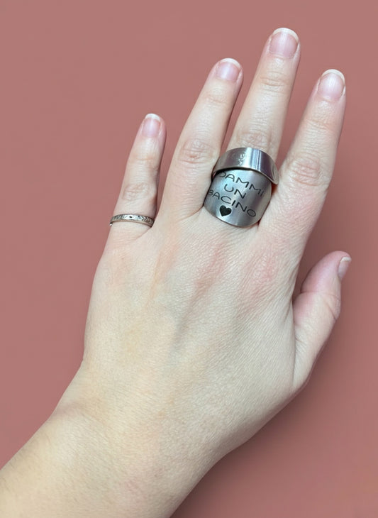 Anello Acciaio “Dammi un Bacino 🖤”