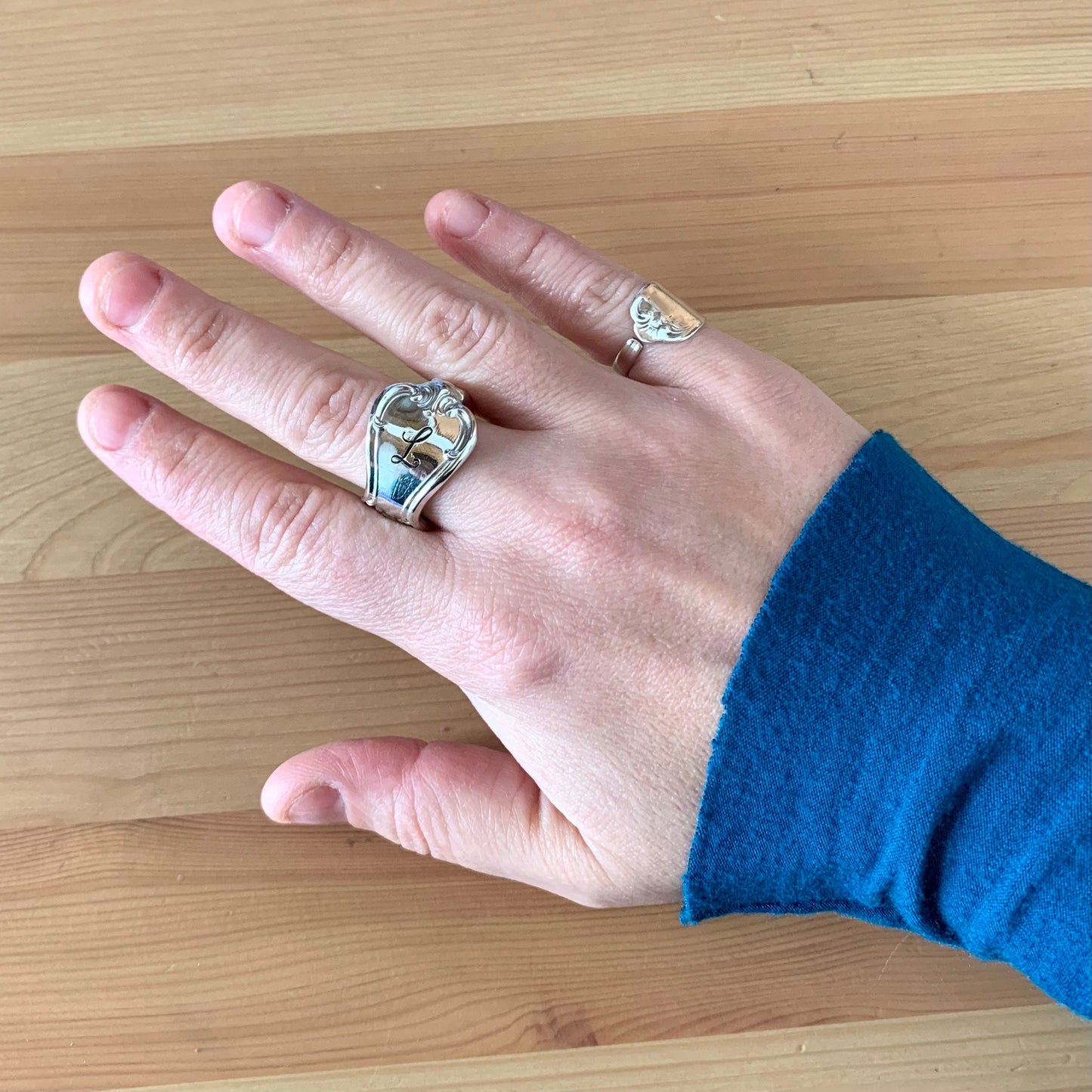 Anello posata con lettera L incisa Sheffield Inglese