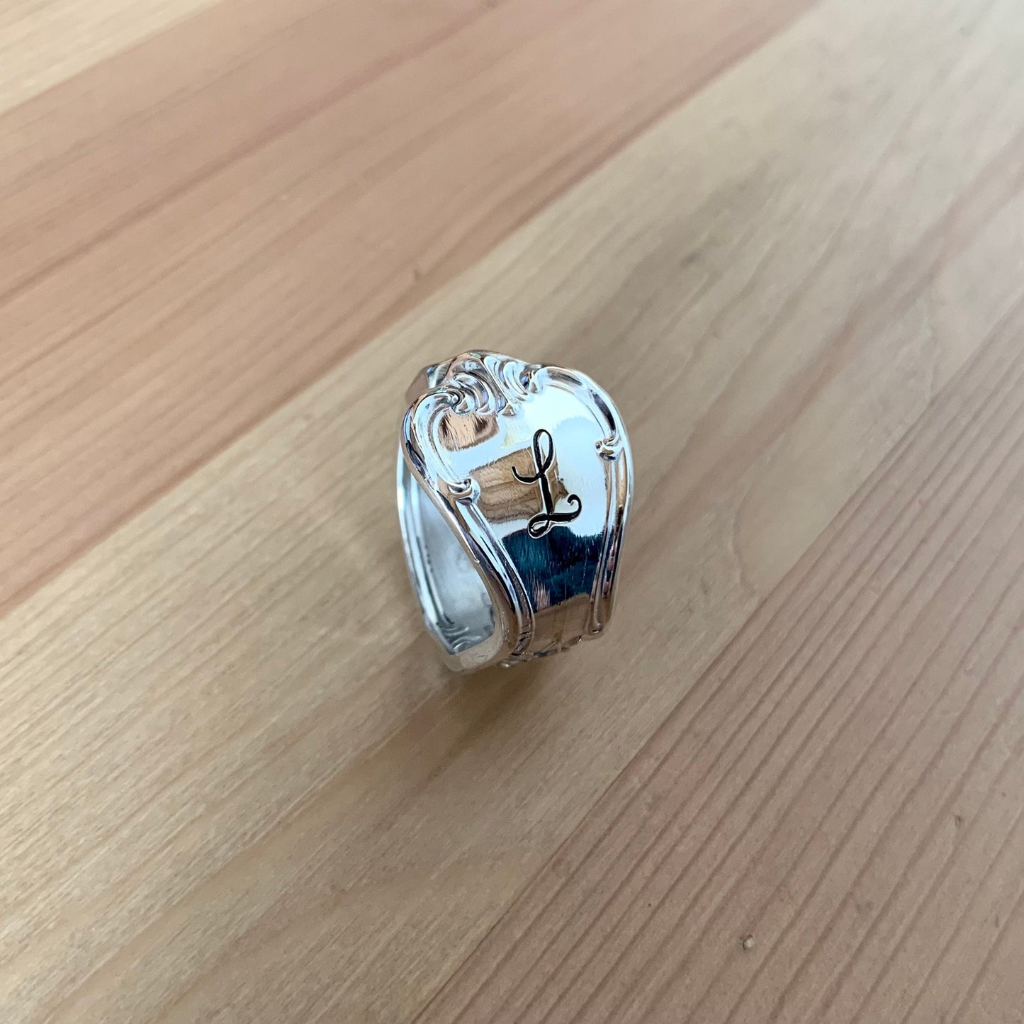 Anello posata con lettera L incisa Sheffield Inglese