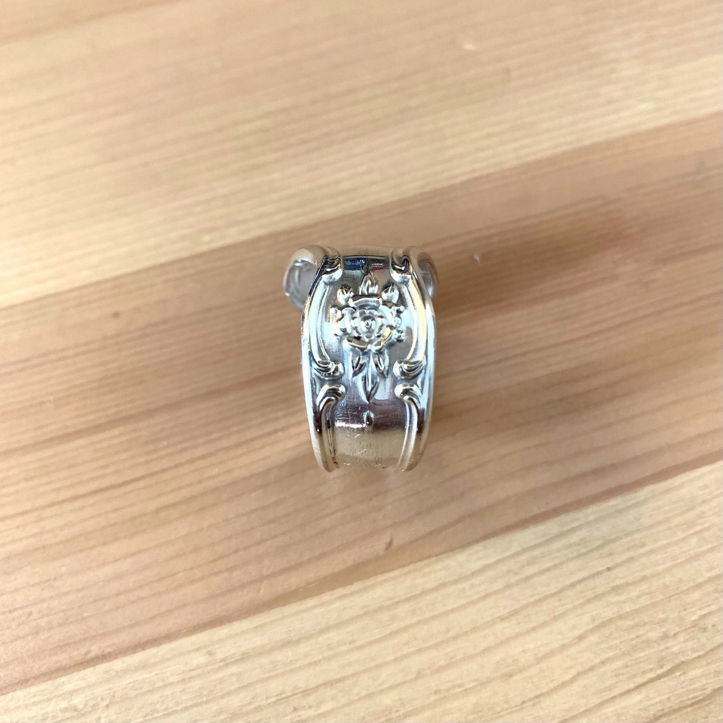 Anello posata con lettera L incisa Sheffield Inglese