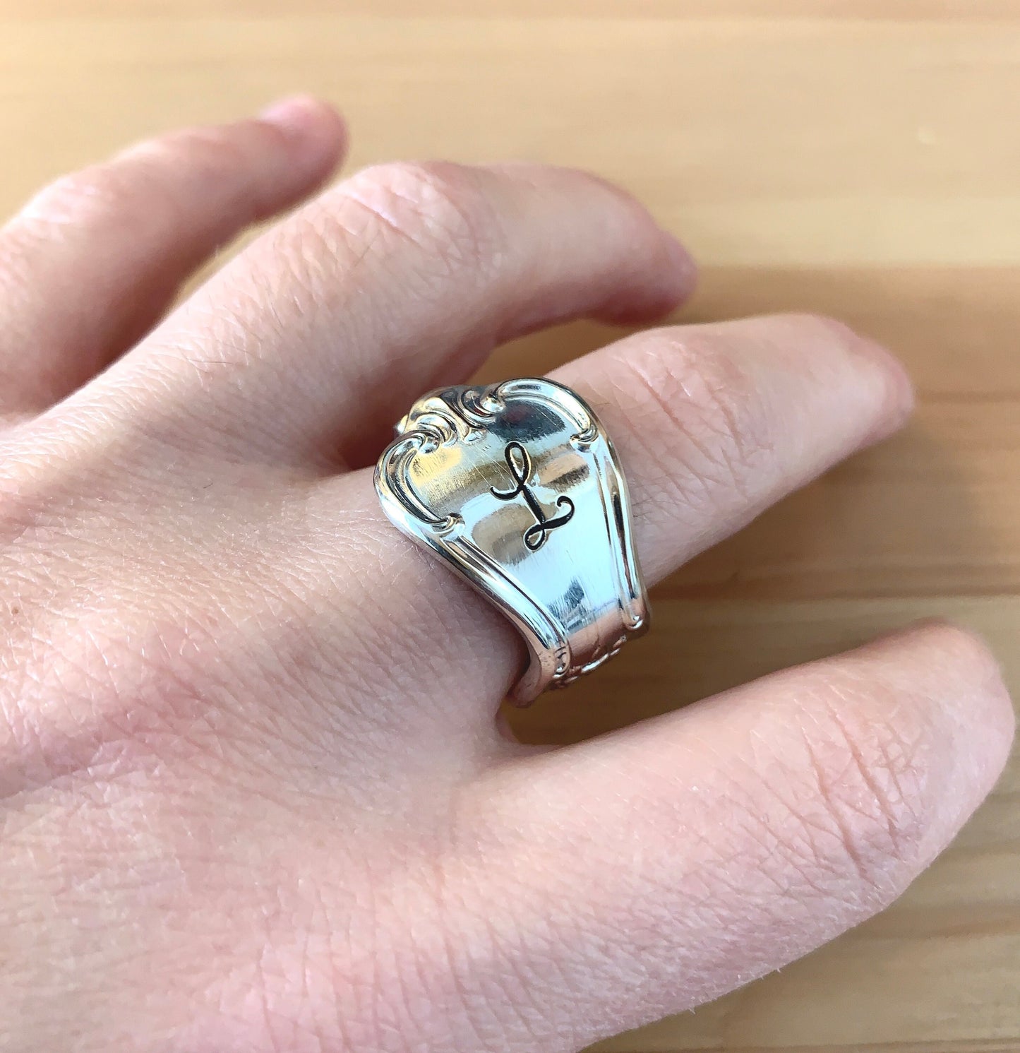 Anello posata con lettera L incisa Sheffield Inglese