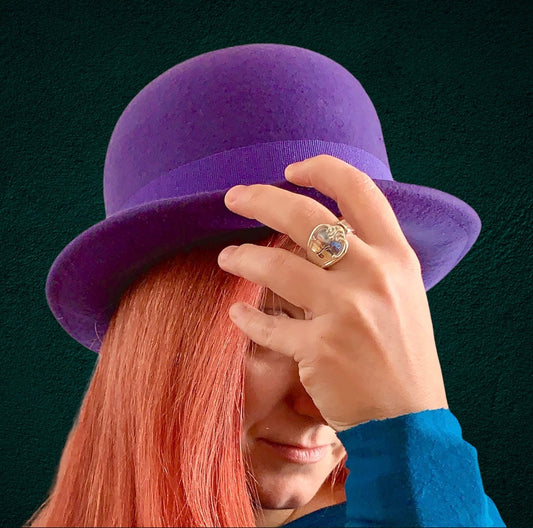 Anello posata con lettera L incisa Sheffield Inglese